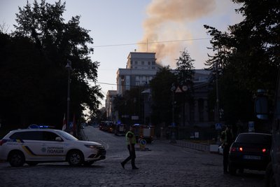 У Києві внаслідок атаки РФ сталася пожежа в будівлі Кабміну У Києві внаслідок атаки РФ сталася пожежа в будівлі Кабміну