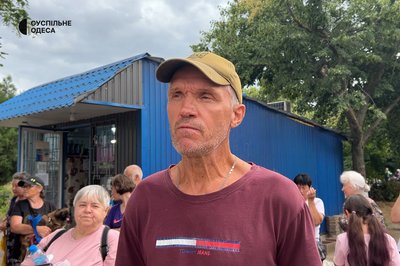 "У місті немає парків": жителі Теплодара протестують проти вирубки дерев у центральному сквері "У місті немає парків": жителі Теплодара протестують проти вирубки дерев у центральному сквері