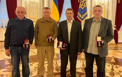 Травматолога з Ізюма, який в окупації оперував у підвалі, нагородили орденом "За мужність" Травматолога з Ізюма, який в окупації оперував у підвалі, нагородили орденом "За мужність"