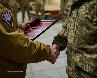 Воїни житомирської 95-ї десантно-штурмової бригади отримали нагороди від полковника Маришева Воїни житомирської 95-ї десантно-штурмової бригади отримали нагороди від полковника Маришева