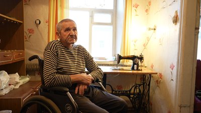 Сум'янин шиє балаклави та плете сітки для ЗСУ