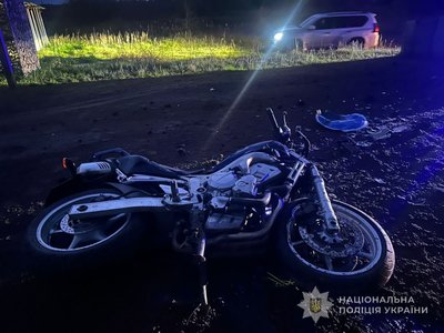 На Волині водій мотоцикла влетів у блокпост. Він та його пасажирка загинули
