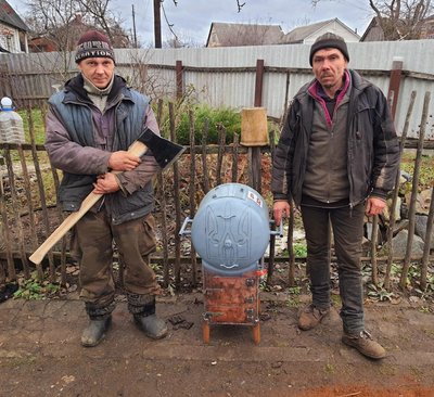 Чоловіки створюють пічку для військових в Люботині Чоловіки створюють пічку для військових в Люботині
