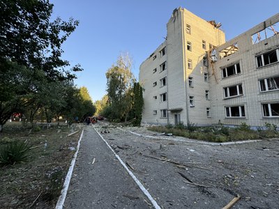 "Коли ви нас заберете додому?": як живуть мешканці розбомбленого в Сумах пансіонату для літніх людей "Коли ви нас заберете додому?": як живуть мешканці розбомбленого в Сумах пансіонату для літніх людей