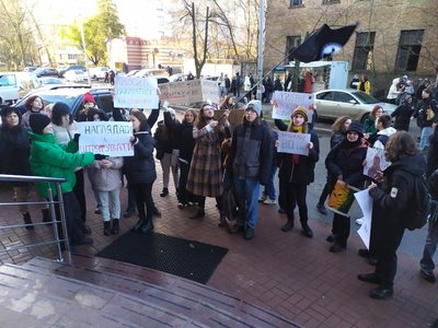 "Не прийшов на пару — плати": студенти київського вишу протестували проти відпрацювання прогулів за гроші "Не прийшов на пару — плати": студенти київського вишу протестували проти відпрацювання прогулів за гроші