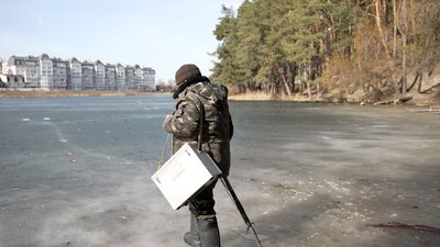 "Можна ще машиною їздити": що кажуть рибалки у Чернігові, які ловлять рибу на кризі у +12ºС "Можна ще машиною їздити": що кажуть рибалки у Чернігові, які ловлять рибу на кризі у +12ºС