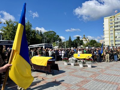 З військовими Андрієм Ничипорчуком та Артемом Тітковим попрощалися у Рівному З військовими Андрієм Ничипорчуком та Артемом Тітковим попрощалися у Рівному