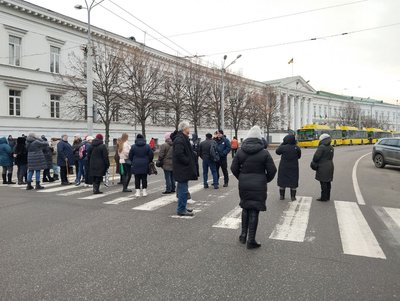 У центрі Полтави жителі сіл перекрили дорогу через закриття районної лікарні