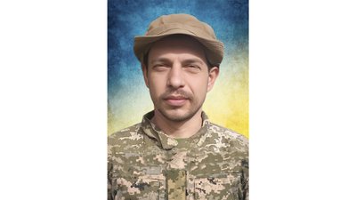 На Чернігівщині поховали військових Василя Вертюченка, Владислава Добрелю та Сергія Гурбика На Чернігівщині поховали військових Василя Вертюченка, Владислава Добрелю та Сергія Гурбика