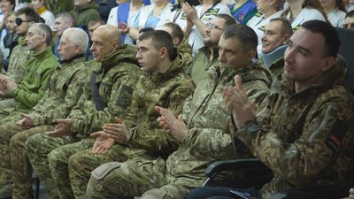 У Дніпрі напередодні різдвяних свят для поранених бійців зіграли бандуристки У Дніпрі напередодні різдвяних свят для поранених бійців зіграли бандуристки