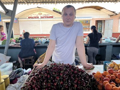 У Дніпрі сезон ягід: в яку ціну можна придбати полуницю та черешні