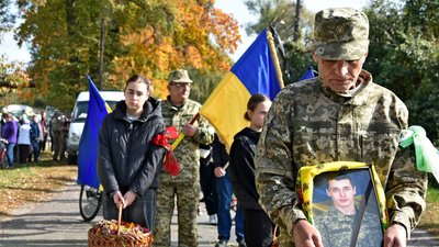 На Чернігівщині попрощалися із військовим Дмитром Коваленком, який загинув на Харківщині На Чернігівщині попрощалися із військовим Дмитром Коваленком, який загинув на Харківщині