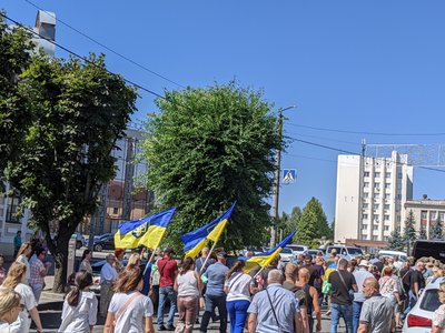 Провели "живим коридором": в Умані на Черкащині попрощалися із загиблим воїном Провели "живим коридором": в Умані на Черкащині попрощалися із загиблим воїном
