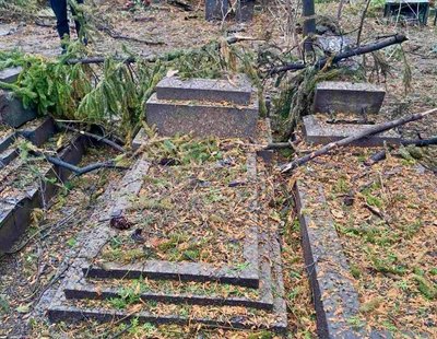 Безпілотник РФ пошкодив кладовище у Рівному Безпілотник РФ пошкодив кладовище у Рівному