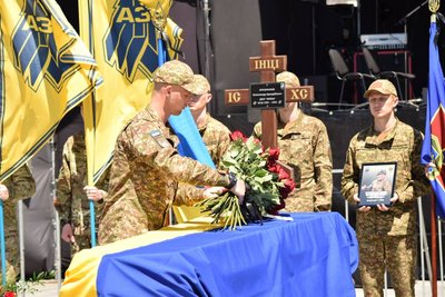 У Черкасах відбувся чин прощання із закатованим в полоні азовцем Олександром Крохмалюком У Черкасах відбувся чин прощання із закатованим в полоні азовцем Олександром Крохмалюком