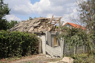 "Скло повилітало, стеля обвалилась". Очевидці про обстріли житлових кварталів Херсона