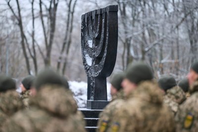 Президент Зеленський вшанував жертв Голокосту у Бабиному Яру Президент Зеленський вшанував жертв Голокосту у Бабиному Яру