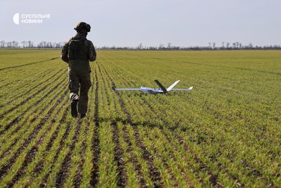 Військовий групи аеророзвідки 34 ОБрБО з позивним "Шок" біжить до розвідувального безпілотника GOR на позиції на Херсонщині Військовий групи аеророзвідки 34 ОБрБО з позивним "Шок" біжить до розвідувального безпілотника GOR на позиції на Херсонщині