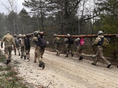 Hardcore-вишкіл на Полтавщині: як інструктори “Азову” готували цивільних у непростих умовах Hardcore-вишкіл на Полтавщині: як інструктори “Азову” готували цивільних у непростих умовах
