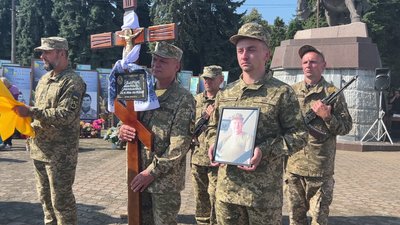 У Дубні на Рівненщині попрощалися з солдатом Миколою Гальчуком та бойовим медиком Сергієм Регрутом У Дубні на Рівненщині попрощалися з солдатом Миколою Гальчуком та бойовим медиком Сергієм Регрутом