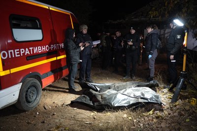 Рятувальники вилучили тіло загиблої людини під завалами будинку в Основ'янський районі Харкова після російського удару, 29 жовтня 2024 року