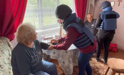 "Дивимося у гору, щоб нічого не літало". Як медики зі Свеси допомагають людям у прикордонні "Дивимося у гору, щоб нічого не літало". Як медики зі Свеси допомагають людям у прикордонні