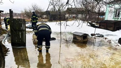 У Кіровоградській області рятувальники відкачують воду у дворах, підвалах та з території дитсадка У Кіровоградській області рятувальники відкачують воду у дворах, підвалах та з території дитсадка