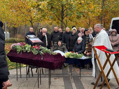 "Будь проклятий, Путін". У Дніпрі прощаються з подружжям, яке загинуло через удар РФ у ніч проти 8 листопада "Будь проклятий, Путін". У Дніпрі прощаються з подружжям, яке загинуло через удар РФ у ніч проти 8 листопада