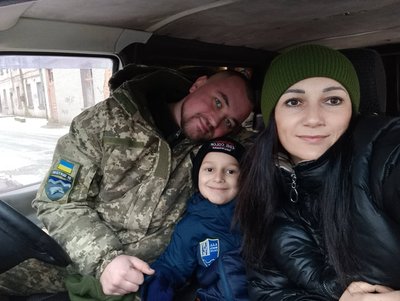 Мар'яна та Максим разом із сином Владиславом, фото зроблене у період з 2022 по 2023 рік Мар'яна та Максим разом із сином Владиславом, фото зроблене у період з 2022 по 2023 рік