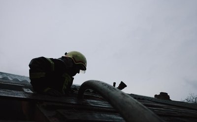Рятувальник гасить пожежу у Новобаварському районі Рятувальник гасить пожежу у Новобаварському районі