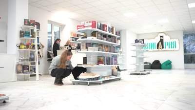 Чорний Кіт Вуглик живе в одній із книгарень Рівного. Власниця розповіла, як він до них потрапив Чорний Кіт Вуглик живе в одній із книгарень Рівного. Власниця розповіла, як він до них потрапив