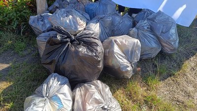 У Хмельницькому збирали сміття у Всесвітній день прибирання У Хмельницькому збирали сміття у Всесвітній день прибирання