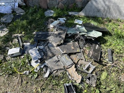 Наслідки удару російського безпілотника по Ромнах: пошкоджені будинки та автомобіль Наслідки удару російського безпілотника по Ромнах: пошкоджені будинки та автомобіль