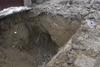 Місце розкопок, де стався провал мережі каналізаційного колектору у Чернівцях Місце розкопок, де стався провал мережі каналізаційного колектору у Чернівцях