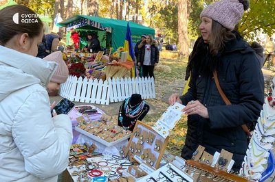 Вино, бринза, вишивка та багато пісень Одещини: на Одеській кіностудії пройшов фестиваль “Арт-вікенд” Вино, бринза, вишивка та багато пісень Одещини: на Одеській кіностудії пройшов фестиваль “Арт-вікенд”