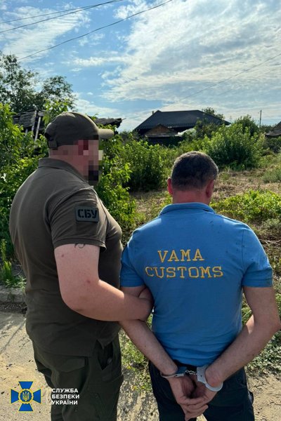 Інспектора Одеської митниці та його колегу з сусідньої країни викрили на хабарі Інспектора Одеської митниці та його колегу з сусідньої країни викрили на хабарі