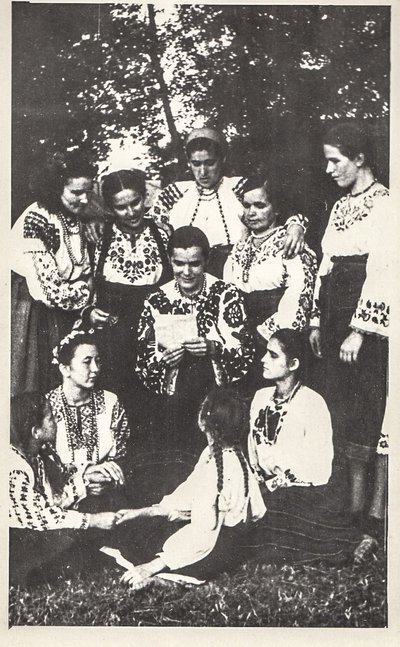 Поетеса Амбросій Параска у колі дівчат. Село Задубрівка, 1944 рік