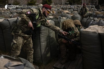 Інструктор навчального центру ДШВ пояснює новобранцям, як правильно виконувати вправу із зачистки траншей Інструктор навчального центру ДШВ пояснює новобранцям, як правильно виконувати вправу із зачистки траншей