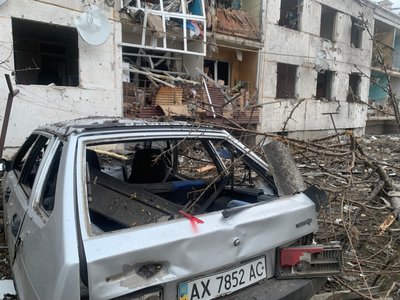 Зруйнований багатоквартирний будинок та розбите авто Зруйнований багатоквартирний будинок та розбите авто
