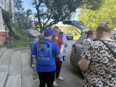 “Усе в сажі, доведеться викинути”. Атака дрона на багатоповерхівку в Краматорську: як жителі оговтуються після обстрілу
