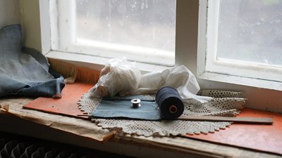 Сум'янин шиє балаклави та плете сітки для ЗСУ
