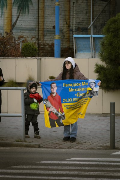 "Стою за ...": у Вінниці пройшла акція у памʼять про загиблих оборонців "Стою за ...": у Вінниці пройшла акція у памʼять про загиблих оборонців
