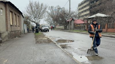 У Холодногірському районі Харкова усувають наслідки нічної атаки БпЛА У Холодногірському районі Харкова усувають наслідки нічної атаки БпЛА