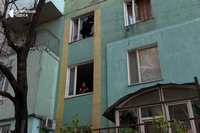 "Зустріли тривогу і вибухи в коридорі": РФ атакувала дронами житлові будинки в Одесі "Зустріли тривогу і вибухи в коридорі": РФ атакувала дронами житлові будинки в Одесі