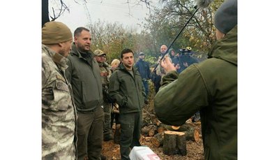 Президент Володимир Зеленський у Золотому поговорив із добровольцями: Я ж не лох якийсь мені 42 роки мем
