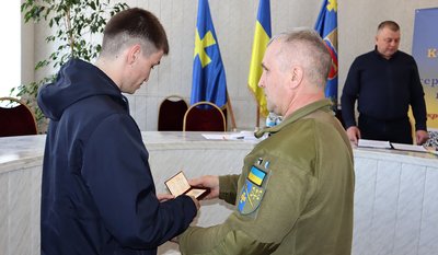 На Полтавщині орден "За мужність" передали рідним полеглого воїна Володимира Перкова На Полтавщині орден "За мужність" передали рідним полеглого воїна Володимира Перкова