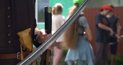 Вчить підлітків стріляти з лука, фехтувати та метати ножі в ціль. Історія Романа Дзеркелева із Глухова Вчить підлітків стріляти з лука, фехтувати та метати ножі в ціль. Історія Романа Дзеркелева із Глухова