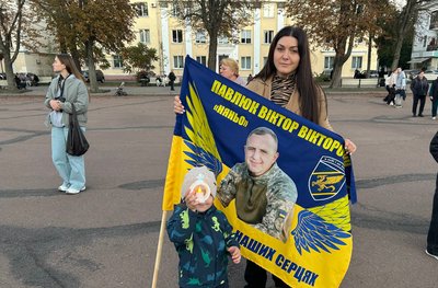 Марина Павлюк прийшла на акцію з трирічним сином Марина Павлюк прийшла на акцію з трирічним сином