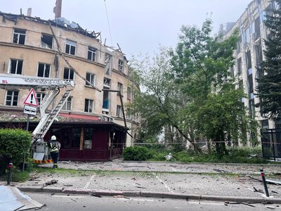 Сміття з верхніх поверхів витягували через вікно квартири на першому поверсі — ДСНС про операцію у Львові Сміття з верхніх поверхів витягували через вікно квартири на першому поверсі — ДСНС про операцію у Львові