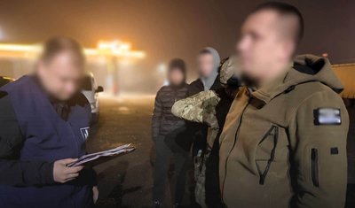Фото з місця повідомлення про підозру одному з військових ТЦК та правоохоронців Чернівецької області
